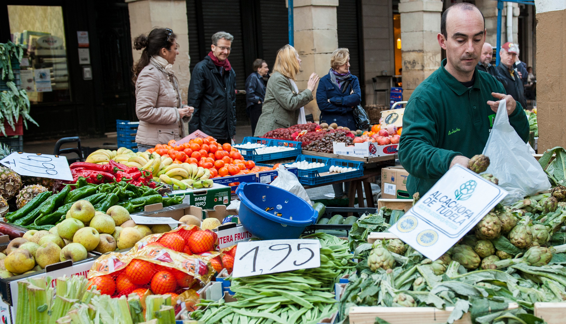 Sustrai Fruta Denda azokan ere